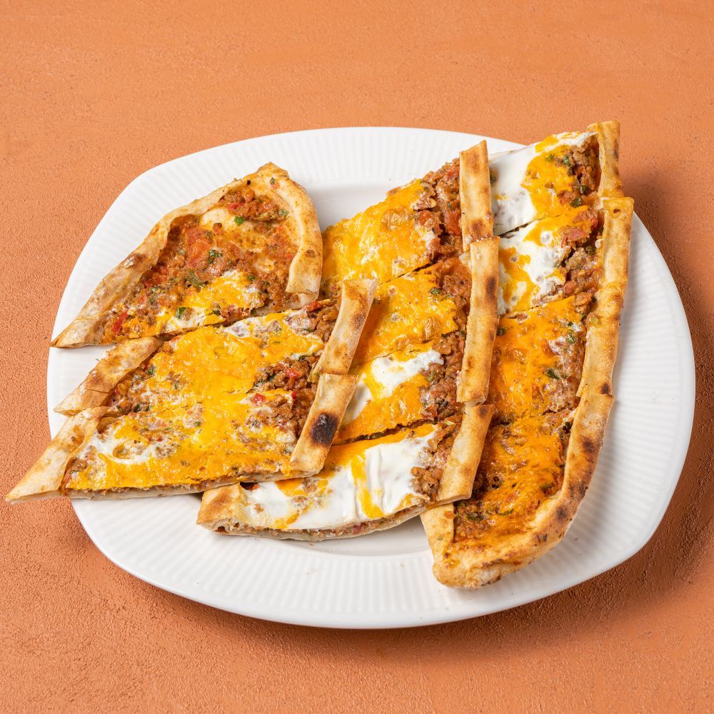 Kıymalı Yumurtalı Pide