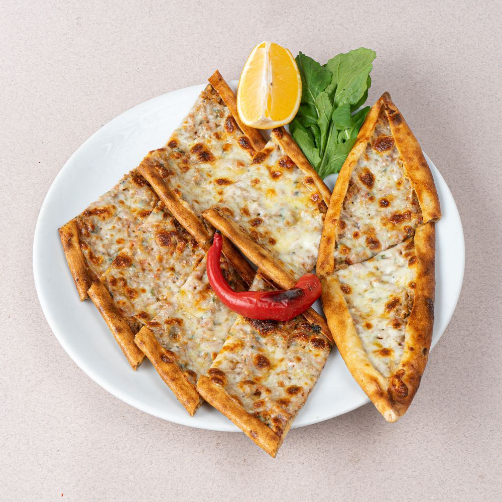 Kıymalı Kaşarlı Yumurtalı Pide